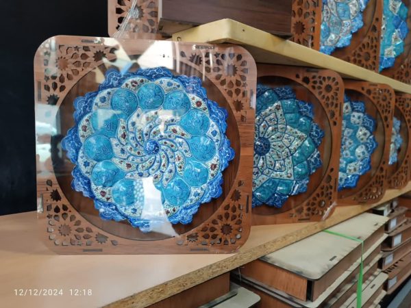 بشقاب دیوارکوب میناکاری سایز 25 با قاب مشبک