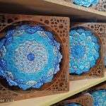بشقاب دیوارکوب میناکاری سایز 30 با قاب مشبک