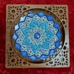 بشقاب دیوارکوب میناکاری همراه با قاب مشبک